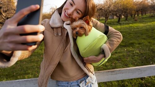 Millennials și Gen X, gata să iasă la întâlnire cu versiunea umană a animalului lor de companie: Cum AI transformă patrupedele în adevărate vedete