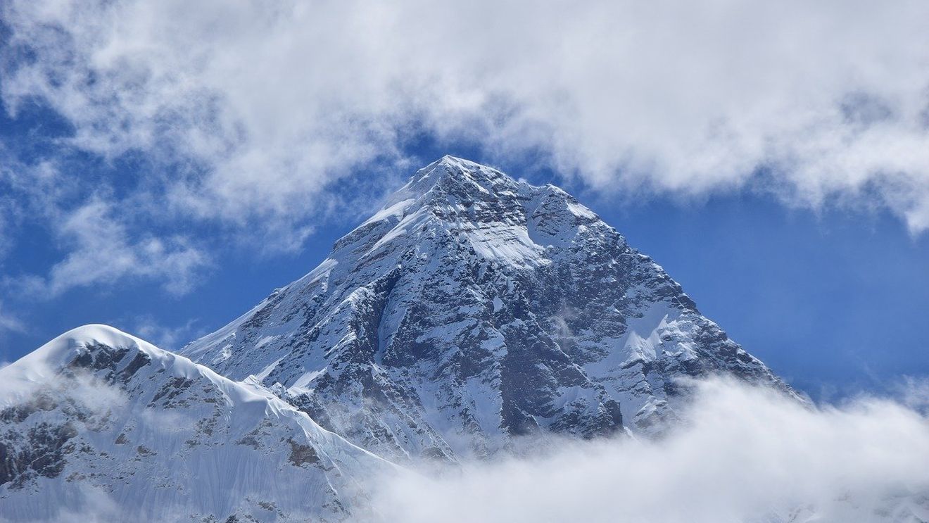 Primul alpinist nevăzător chinez a cucerit vârful Everest