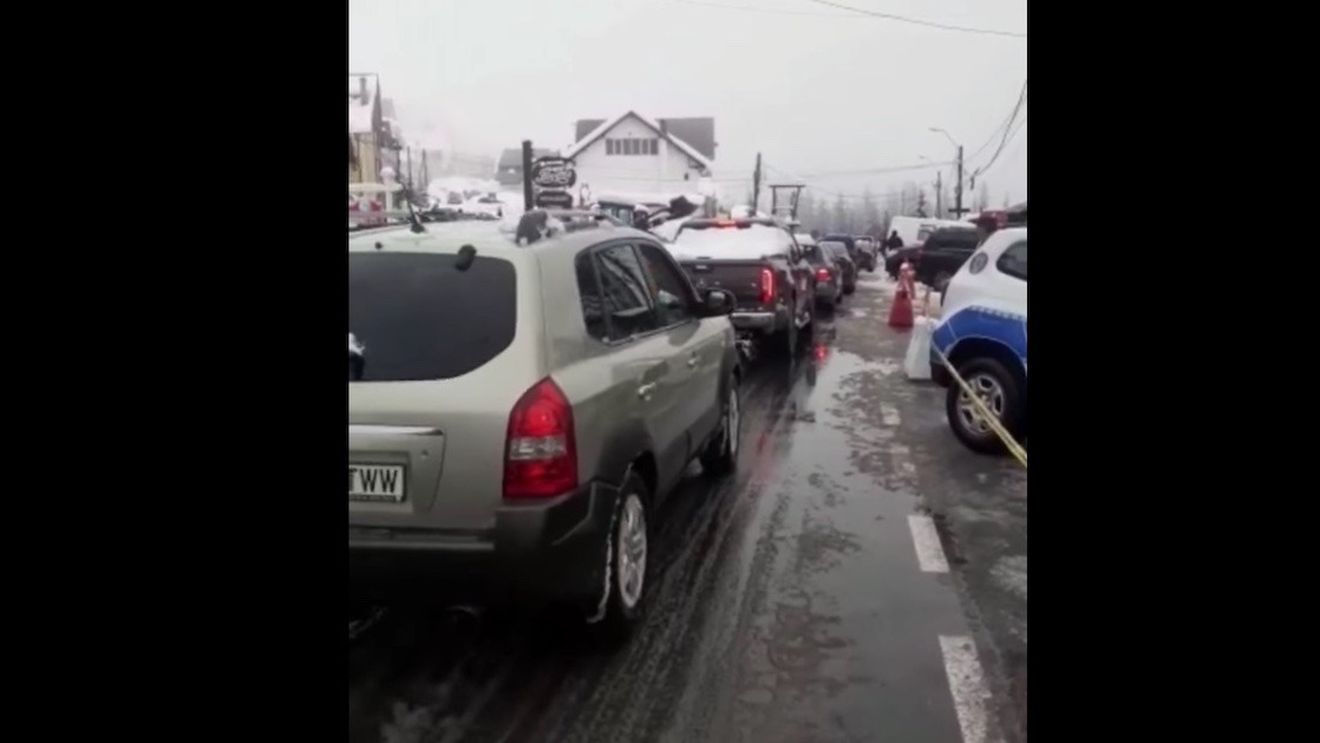 Cozi de maşini pe drumul care duce spre staţiunea Rânca. Drumul este curăţat, dar nu sunt locuri de parcare