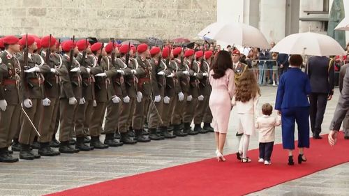 VIDEO Președintele Nicușor Dan, însoțit de parteneră și cei doi copii la ceremonia oficială de primire de către președintele Austriei