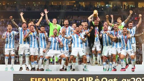 VIDEO Campionii mondiali au revenit la Buenos Aires și urmează sărbătorirea trofeului alături de fani/ Zi liberă declarată în Argentina