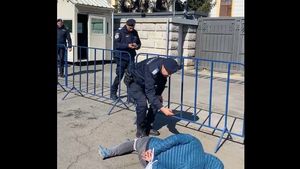 VIDEO Protest în fața Ambasadei Rusiei împotriva masacrului din Bucea: Un bărbat a stat întins pe asfalt, cu mâinile legate la spate