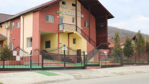 Scandal în Vâlcea, la casa de bătrâni „Casanova” / Patronii au refuzat accesul oamenilor legii care intenționau să-i preia pe vârstnicii care se aflau acolo