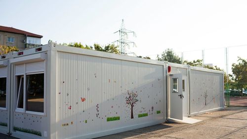 16 clase de la Colegiul Naţional ”Mihai Viteazul” Sfântu Gheorghe vor funcţiona în containere modulare / Primăria se află de mai mulți ani în litigiu cu firma care trebuia să reabiliteze școala / E singurul liceu teoretic cu predare în limba română din municipiu