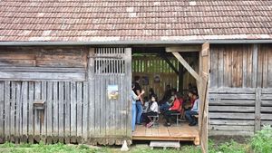 Cinematograful din șură, proiecție specială de film documentar  pentru copiii din comuna Roșia, județul Sibiu