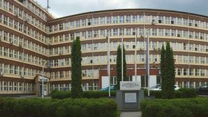 Zeci de localnici au protestat faţă de includerea Spitalului Municipal Hunedoara în circuitul COVID