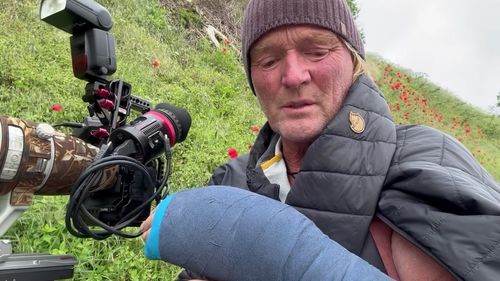 Un documentarist german, atacat de urs în România: "Eu am fost cel care i-a invadat habitatul, în adâncul sălbăticiei” / A fost rănit la o mână și i-a fost smuls scalpul