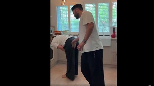 VIDEO Smiley, gest controversat, viralizat pe rețele. Ce mesaj transmite când își plesnește soția pe fund, apoi ”primește” aprobare masculină: gest romantic sau masculinitate toxică? Reacțiile fanilor în social media