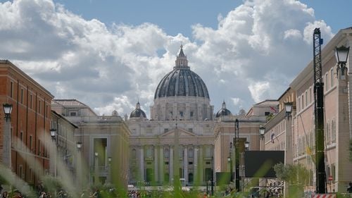 Vaticanul a instalat un horn pe acoperișul Capelei Sixtine pentru conclavul care va alege noul papă