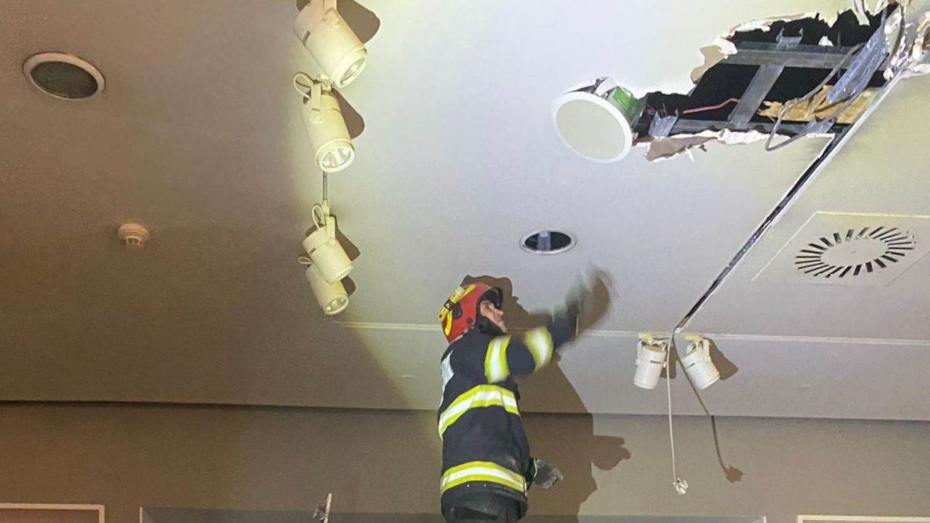 Tavanul mall-ului Atrium din Arad a luat foc. Nu sunt victime