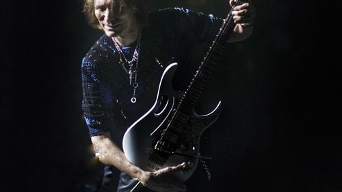 Steve Vai concertează luni seara la Sala Palatului din Capitală