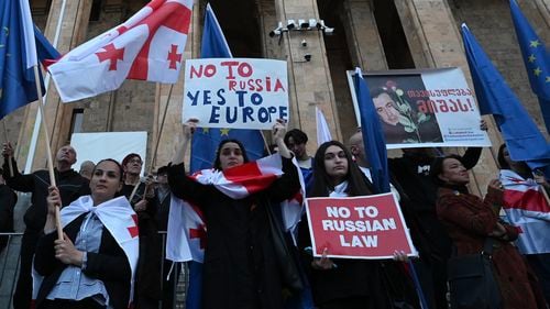 Deputații georgieni s-au luat la bătaie în timpul dezbaterii controversatei legi privind “influența străină”