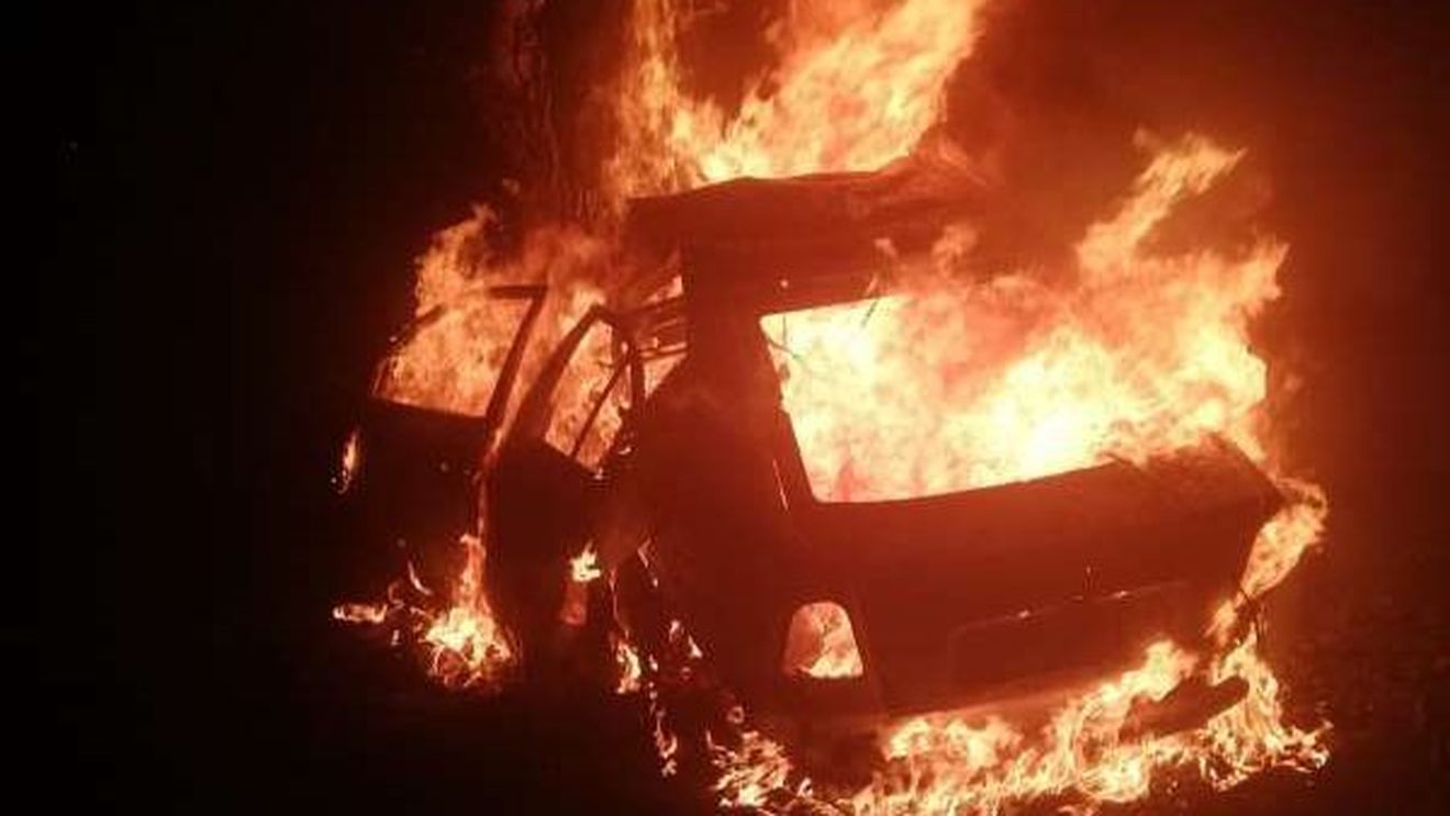 Un șofer a decedat carbonizat după ce s-a izbit de un copac într-o localitate din Ialomița