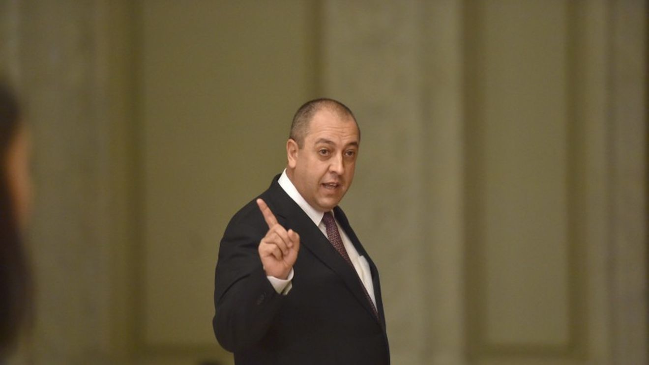 Șeful serviciul secret al Armatei, Marian Hăpău, a fost decorat de președintele Iohannis
