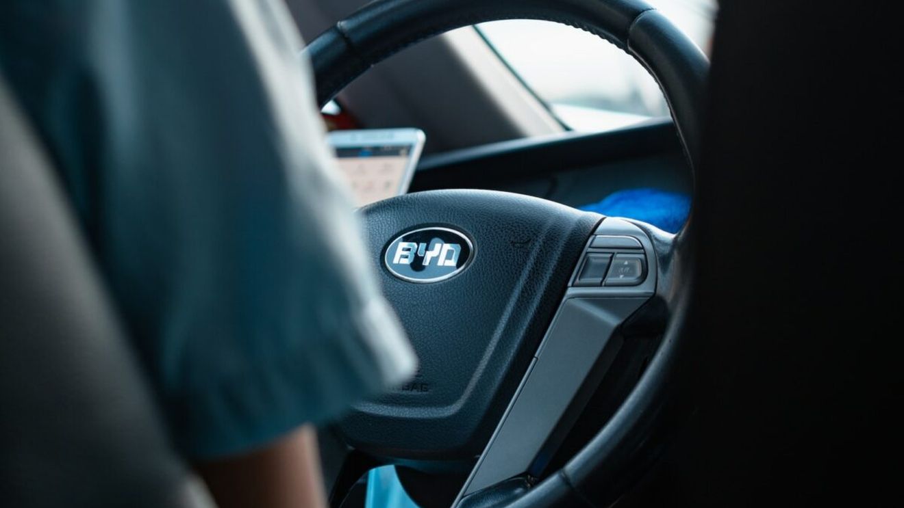 Grupul chinez BYD a depăşit Tesla pe segmentul vânzărilor trimestriale de vehicule electrice