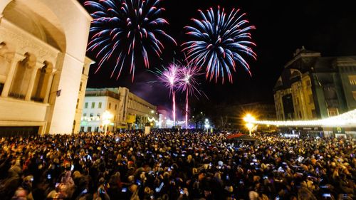 VIDEO Revelion 2026 în centrul Timișoarei: mii de oameni au sfidat gerul pentru Ruslana și Lupii lui Calancea. Artificiile au marcat intrarea în noul an