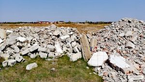 VIDEO Tone de moloz de la demolarea Stadionului Giulești, depozitate pe un teren privat din București. Garda de Mediu nu vede nimic, amenzile au venit de la Poliția Locală