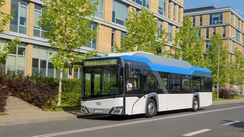 Primăria Iaşi a expus trei autobuze electrice în centrul oraşului pentru a fi admirate de ieşeni