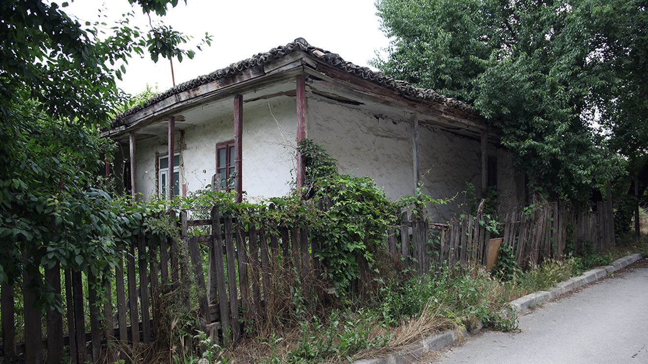 Un pădurar din Iași rămâne fără banii băgați în renovarea cantonului silvic în care a lucrat / Șefii săi i-ar fi dat doar un acord verbal, iar judecătorii au considerat că nu se pot face lucrări fără un acord scris al proprietarului