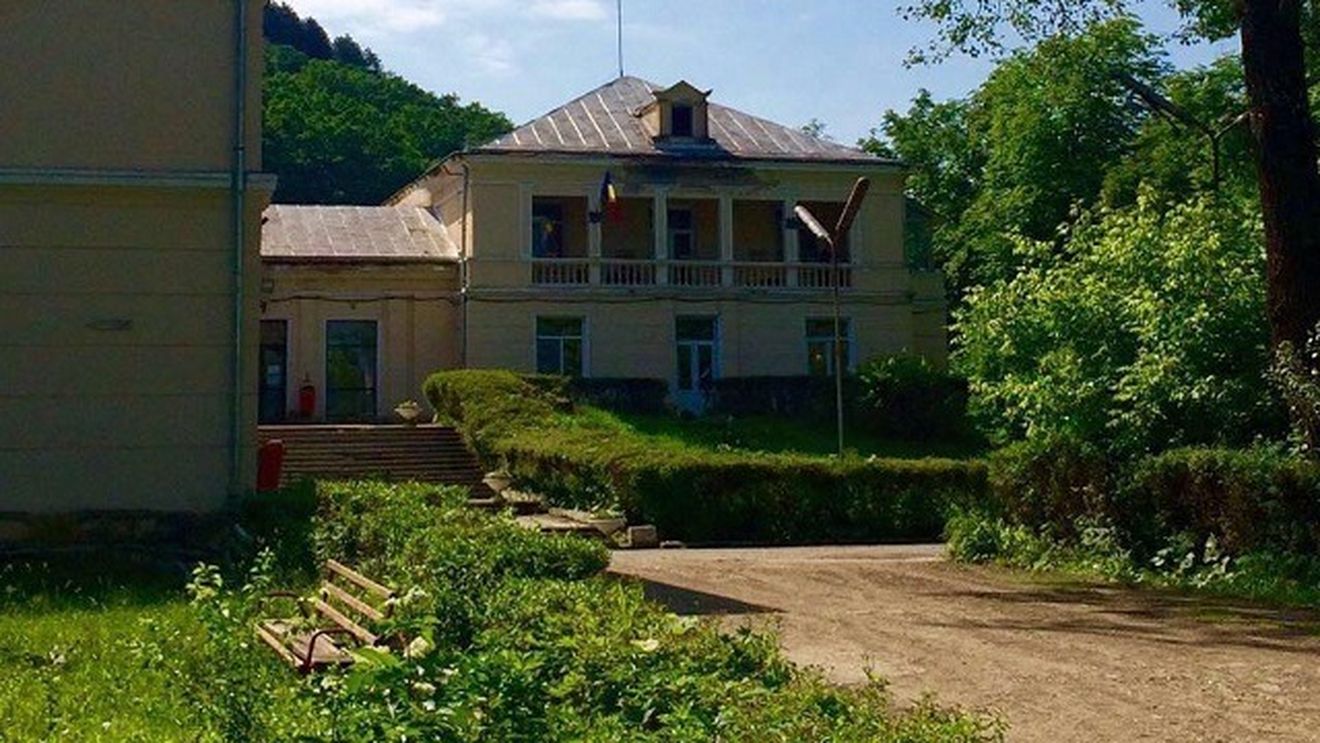 O unitate medico-socială din județul Brașov va fi desființată. Conducerea acesteia acuză Consiliul Județean că lasă pacienții și personalul pe drumuri / CJ Brașov spune că nu au fost asigurate și respectate drepturile celor internați și că s-a ajuns la costuri lunare de 11.000 de lei pe persoană