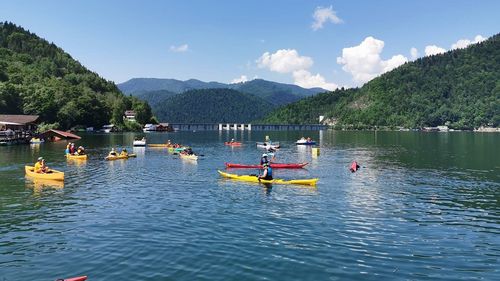 Iubitorii de ambarcaţiuni uşoare, aşteptaţi la a şasea ediţie a Bicaz Kayak Fest