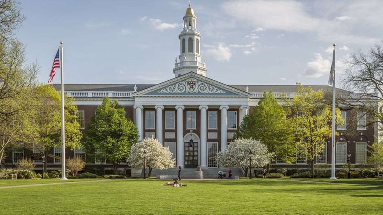 Administraţia Trump îngheaţă miliarde de dolari în viitoare subvenţii de cercetare şi alte ajutoare pentru Harvard / Cel mai vechi și bogat colegiu american trebuie să accepte o serie de cereri ale lui Trump