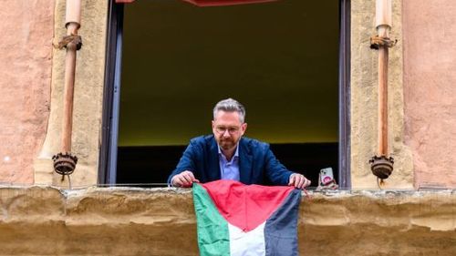 Primăria din Bologna a arborat steagul Palestinei / Comunitatea evreiască: "Se legitimează vocea terorismului " / Răspunsul primarului: ”Când Israelul se va opri, vom pune și steagul lor”