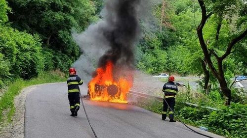 Un autoturism a luat foc pe DN13B, în Harghita, la urcarea spre Pasul Bucin. Focul s-a extins spre pădure