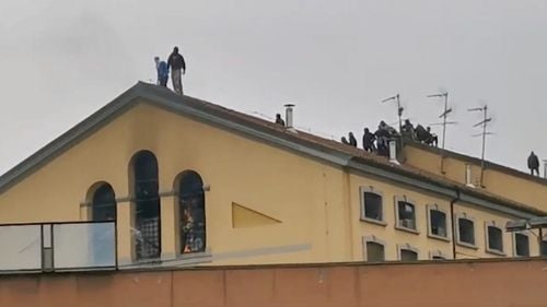 VIDEO Revolte, proteste și evadări în masă din închisorile italiene, de la Milano până la Modena, Foggia şi Palermo