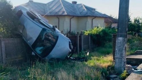 Un medic beat s-a răsturnat cu mașina după ce a acroșat o mașină parcată pe marginea drumului / Se pregătea să intre de serviciu, la secția ATI a unui spital din Gorj