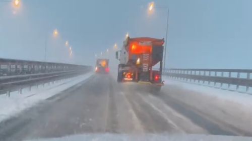 Centrul Infotrafic: Ninge viscolit, cu depunere de strat de zăpadă pe suprafaţa carosabilă în judeţele Bistriţa-Năsăud, Maramureş, Suceava, precum şi pe Autostrada A1 Sibiu – Deva