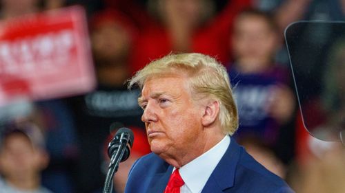 Trump ameninţă să dea Google în judecată dacă ajunge preşedinte, pe motiv că gigantul tehnologic scoate în faţă articole care-i sunt defavorabile, în folosul candidatei democrate Kamala Harris