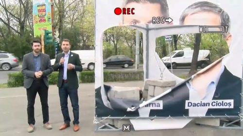 VIDEO Panourile și corturile USR - PLUS din București, tăiate cu cuțitul. ”Noi avem voluntari, ei au cuțitari”