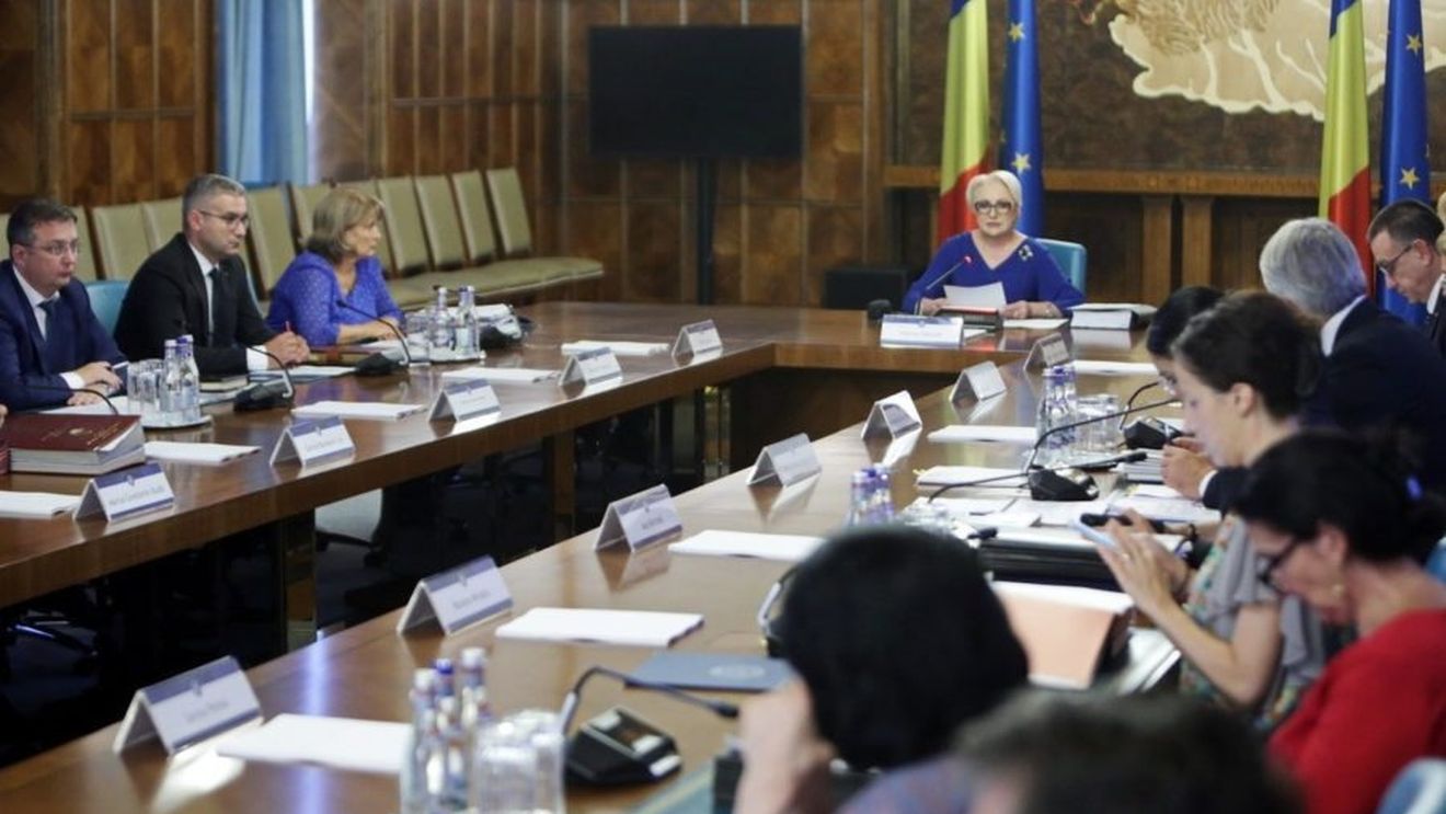 ANALIZĂ: Educația mai are o lună până când începe școala. Nu are ministru și nu va avea ghiozdan cu rechizite, tabletă sau clasă nouă