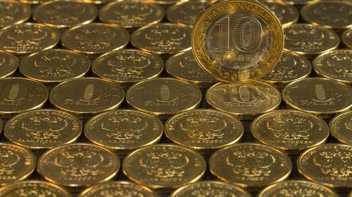 Rubla scade la minimul istoric, iar Moscova suspendă tranzacțiile pe bursă pe fondul atacului Rusiei în Ucraina