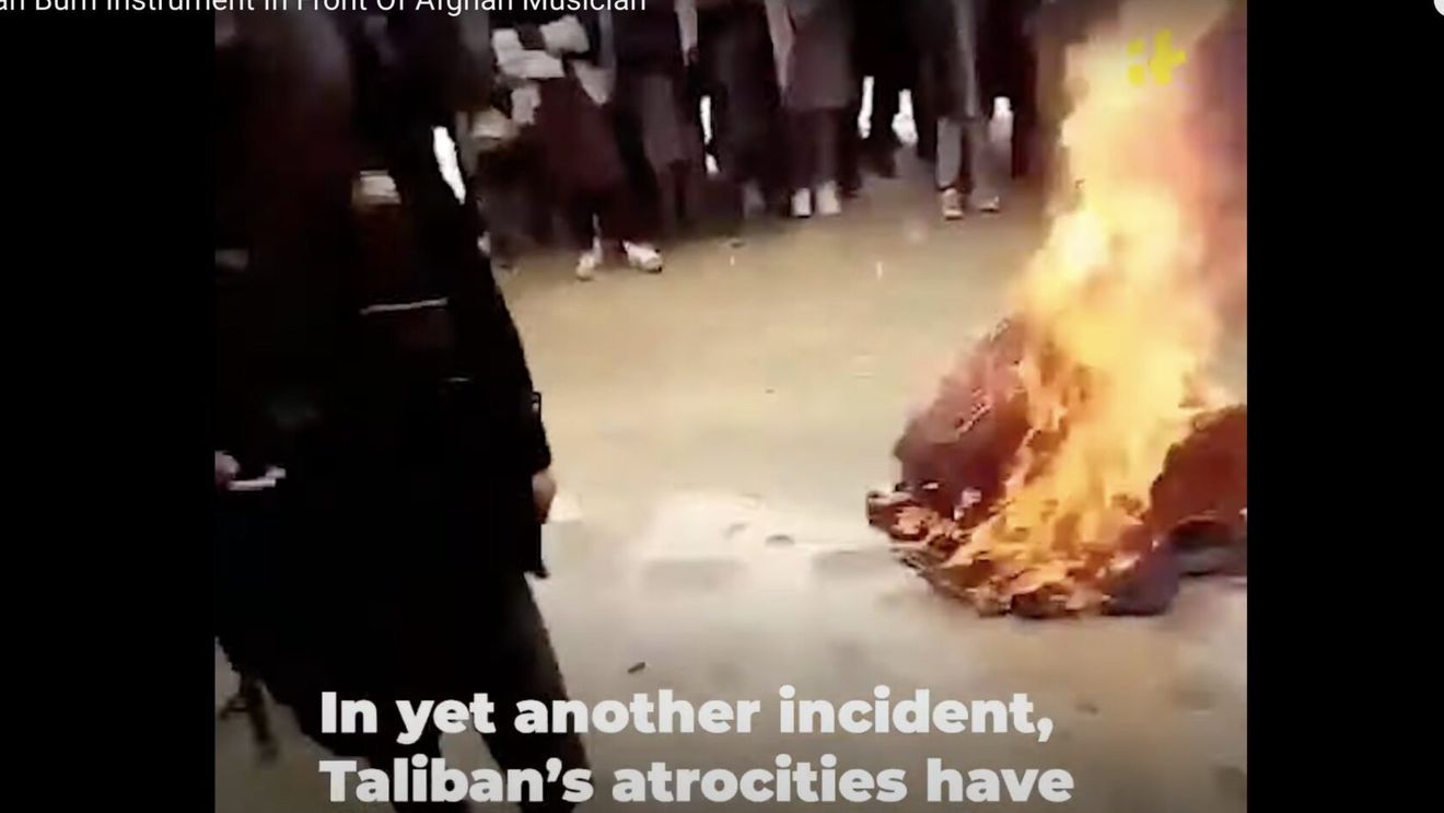 Instrumente de muzică, considerate „imorale” de către talibanii afgani, arse în Herat