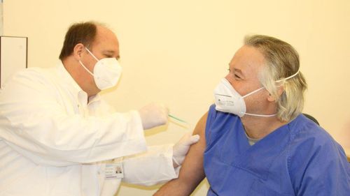 Persoanele nevaccinate riscă restricții legate de coronavirus, cum ar fi blocarea accesului în baruri, avertizează șeful cancelariei federale