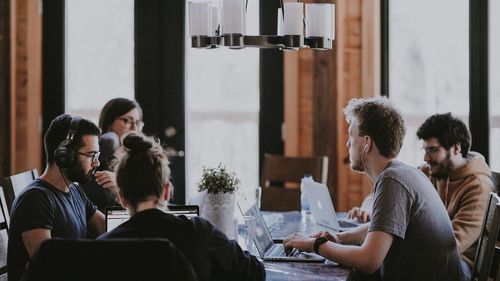 Sondaj BestJobs: Aproape 80% dintre studenți vor să se angajeze în timpul studiilor. HoReCa, Customer Service și Retail, primele în topul domeniilor în care se pot angaja tinerii absolvenți. Salarii între 560 și 900 de euro pentru angajații fără experiență