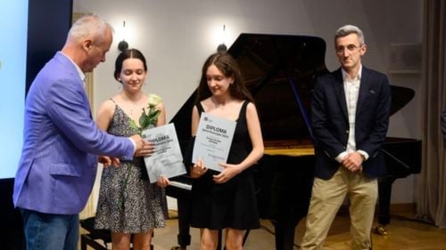 Premieră la Universitatea Braşov: două gemene sunt şefe de promoţie / ”De fiecare dată, ne-am ajutat când a fost nevoie”