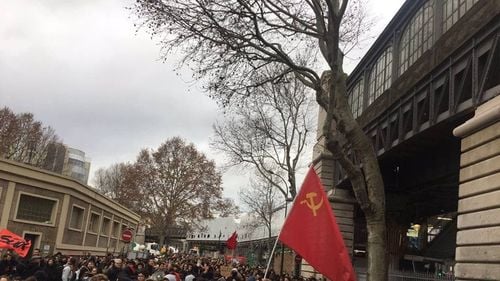 Studenții francezi blochează universitățile din Paris după ce joi mai mulți elevi francezi au incendiat două mașini și s-au ciocnit cu forțele de ordine