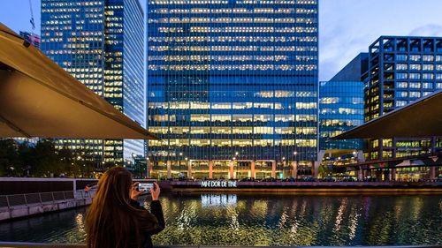 Inițiativă emoționantă pentru românii plecați din țară: O instalație luminoasă cu mesajul „Mi-e dor de tine”, aprinsă la Londra