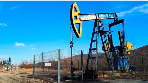 Preţul barilului american de petrol scade sub un prag de 60 de dolari, după acordul în războiul din Fâşia Gaza