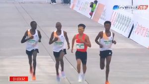VIDEO Câştigătorul semimaratonului de la Beijing a fost deposedat de medalie după ce alţi alergători au încetinit pentru ca el să treacă primul linia de sosire