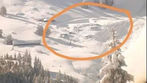 FOTO Cabana Puzdrele din Munții Rodnei, acoperită complet de o avalanșă