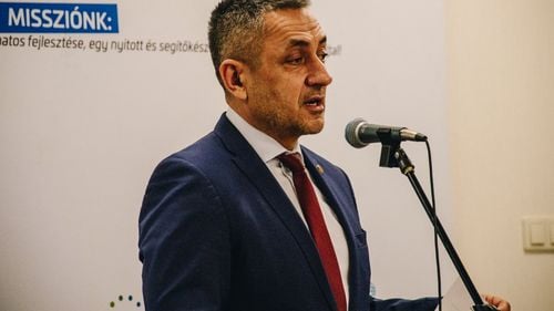 Ceremonial religios pentru un oficial maghiar la Şumuleu-Ciuc, locul de pelerinaj de Rusaliile catolice /  Árpád János Potápi, decedat în 17 octombrie, a fost secretar de stat pentru politica națională a Ungariei