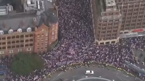 UPDATE VIDEO Nouă persoane arestate după „agresiuni semnificative” la mitingul extremistului Tommy Robinson, „Unite the Kingdom”, de 110.000 de participanți de la Londra / George Simion s-a pozat la manifestație / Alte 5.000 la contra-protestul „March against Fascism”