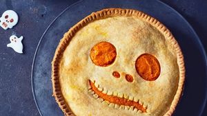 Plăcinta americană de dovleac, varianta de Halloween/ Tot mai mulți români aleg să țină tradițiile americane din ultima zi de octombrie, sărbătorind „noaptea spiritelor”