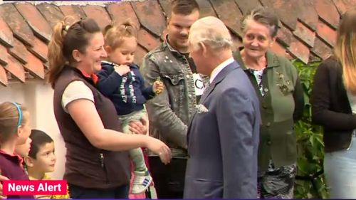VIDEO Regele Charles al III-lea a ajuns la Valea Zălanului / Regele a primit un buchet de flori galbene de la o fetiţă, dar şi un buchet în care se afla un bujor, de la o femeie