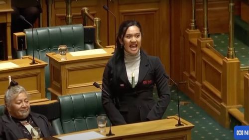 VIDEO Vot inedit în Parlamentul Noii Zeelande pentru suspendarea deputaților care au inițiat strigătul „Haka Māori” în semn de protest față de o propunere legislativă