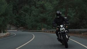Președintele Iohannis trimite la reexaminare legea care permite posesorilor de permise categoria B să conducă și motociclete cu transmisie automată de maximum 125 cm3 / Ce obiecții a formulat șeful statului